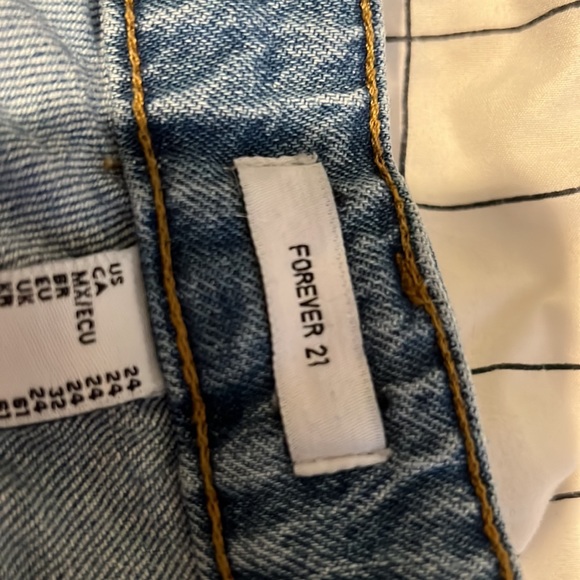 Forever 21 wide leg jeans knee ripped in good condition - Picture 3 of 3